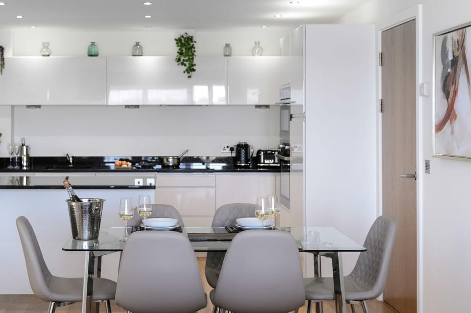 Coffee/tea facilities, Kitchen or kitchenette, Dining area, microwave, oven, stove