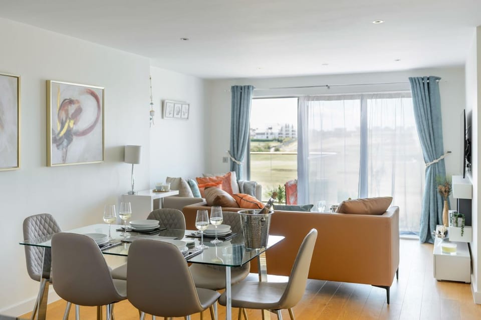 TV and multimedia, Living room, Seating area, Dining area, internet