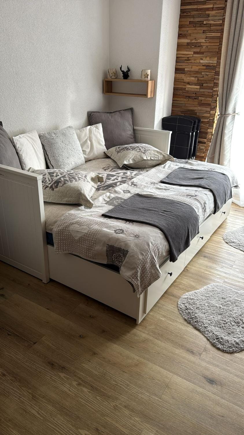Bed, Seating area