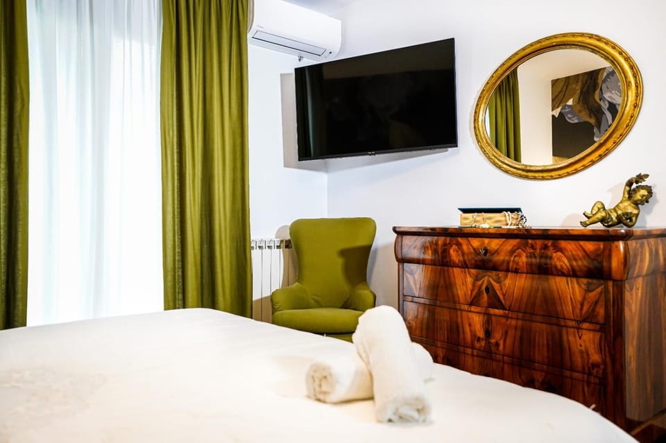 Bed, TV and multimedia, Photo of the whole room, Bedroom, towels