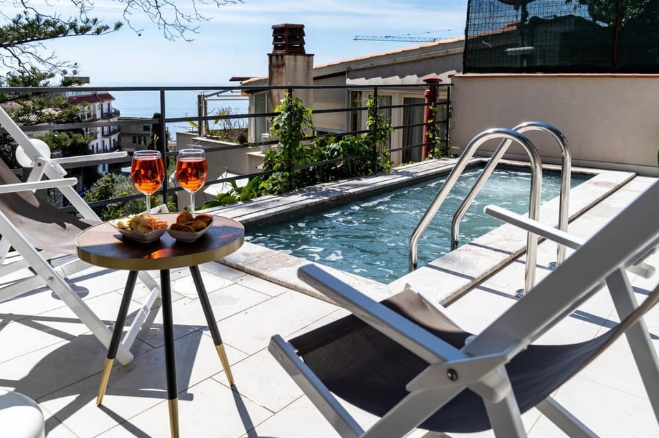 Patio, Day, Balcony/Terrace, Swimming pool, sunbed