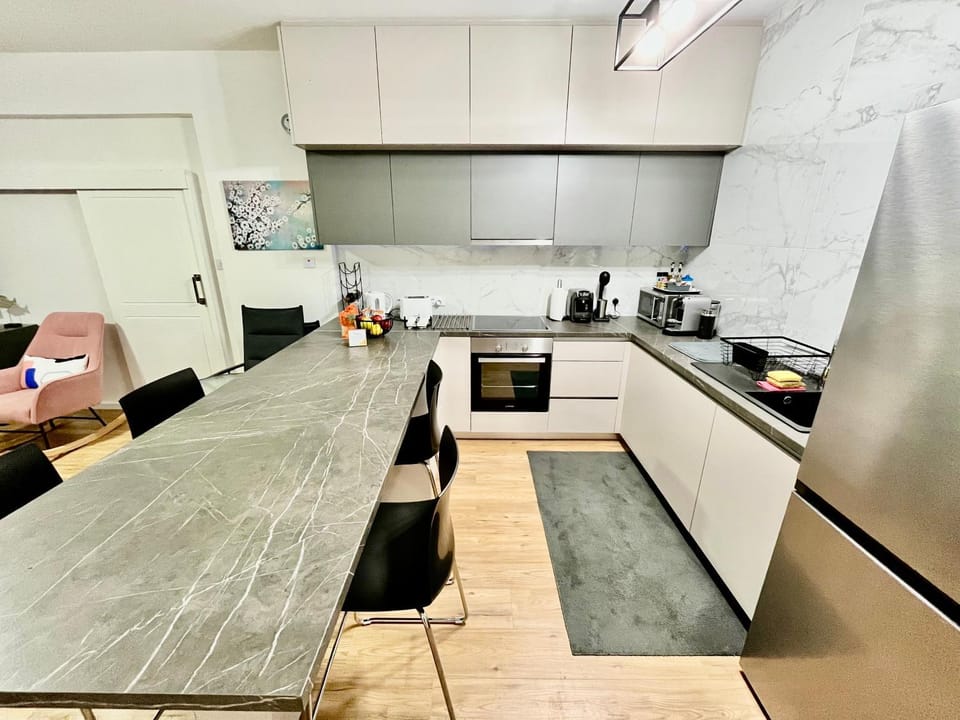 Coffee/tea facilities, microwave, oven, toaster, kitchen