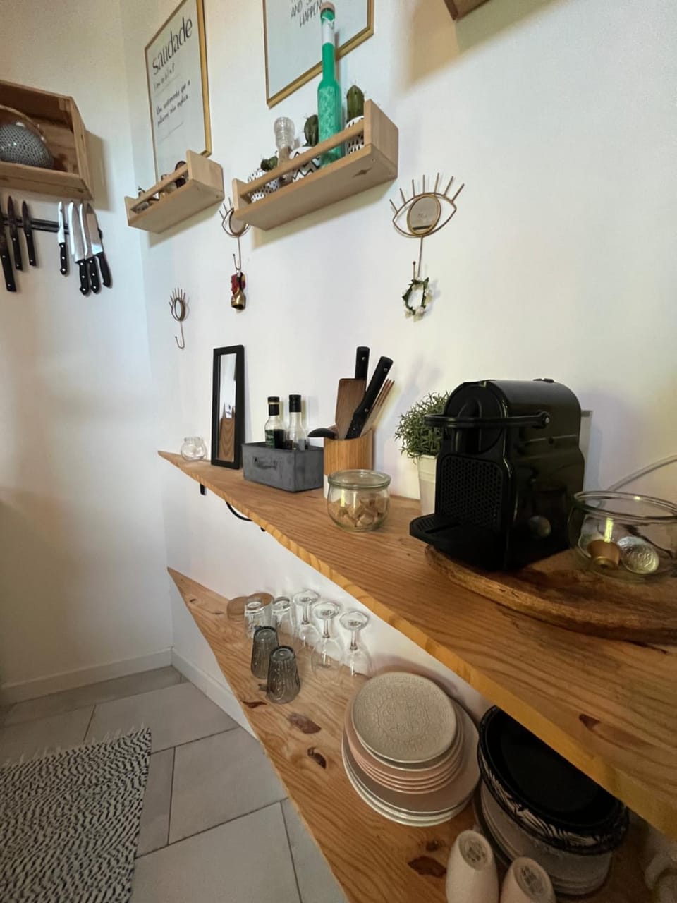 Coffee/tea facilities, Kitchen or kitchenette, stove, stove, kitchen, kitchen