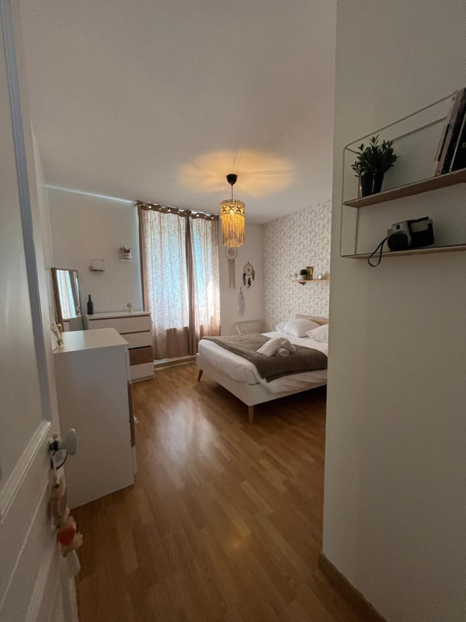 Bed, Photo of the whole room, Decorative detail, Decorative detail, Bedroom, cot, towels, towels