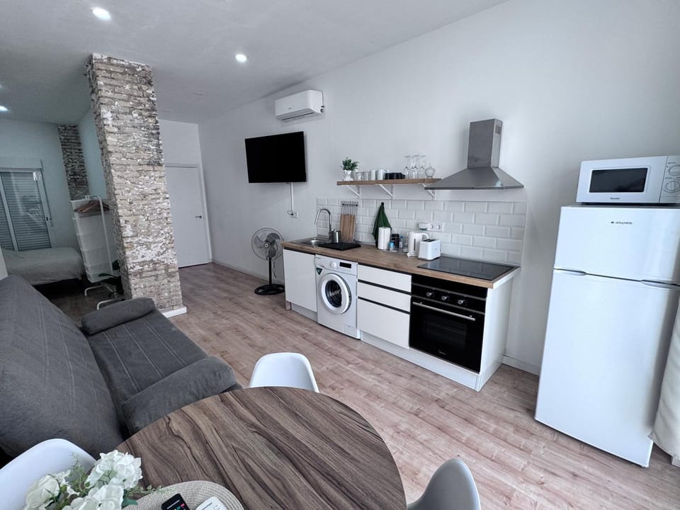 TV and multimedia, Kitchen or kitchenette, Living room, Dining area, microwave, oven, stove, toaster, washing machine, air conditioner