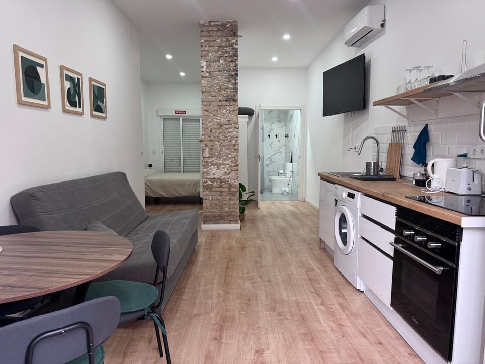 Coffee/tea facilities, Kitchen or kitchenette, Living room, Seating area, Dining area, oven, stove, toaster