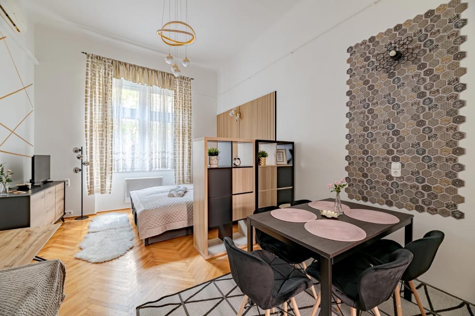 Bed, TV and multimedia, Living room, Photo of the whole room, Seating area, Dining area, Bedroom