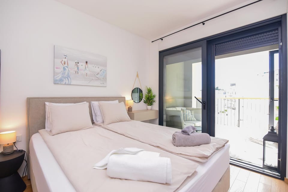 Bed, Bedroom, towels