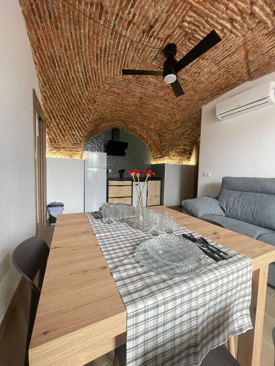 Photo of the whole room, Dining area, fireplace