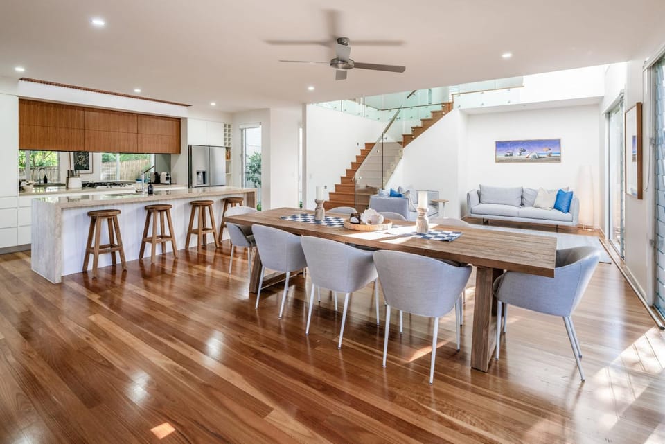 Kitchen or kitchenette, Living room, Seating area, Dining area