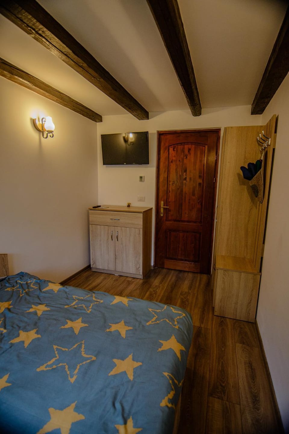 Bed, TV and multimedia, Bedroom