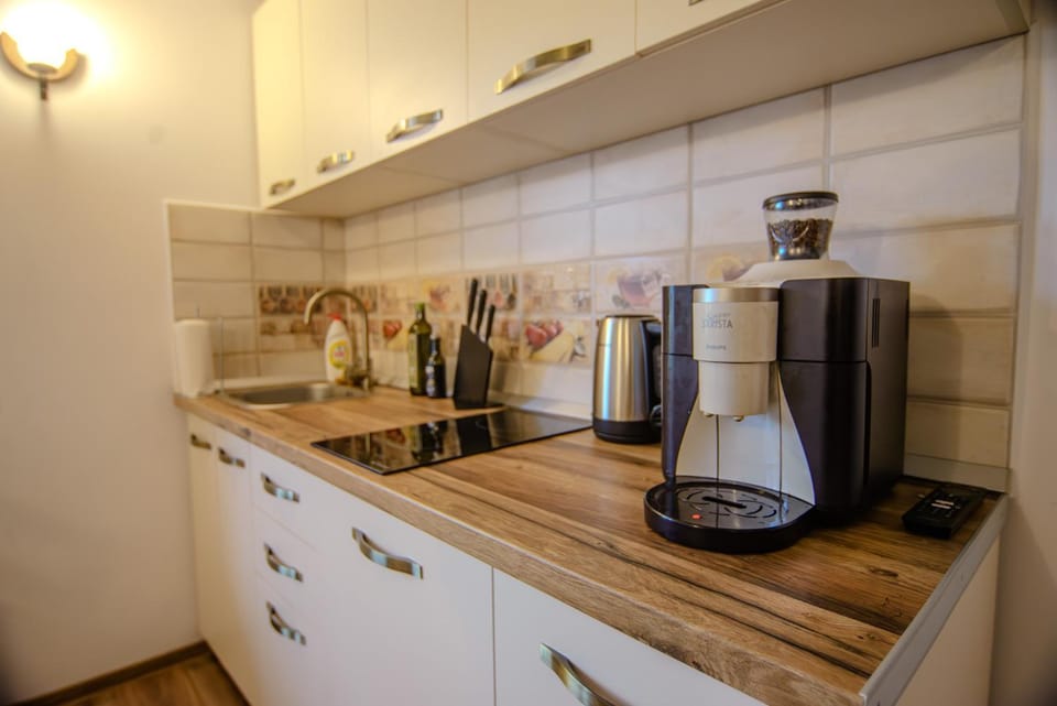 Coffee/tea facilities, Kitchen or kitchenette, stove