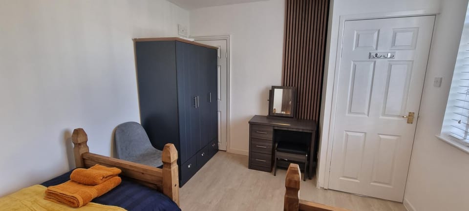 The Hideaway ll private garden Quiet Central Apartment in Southport