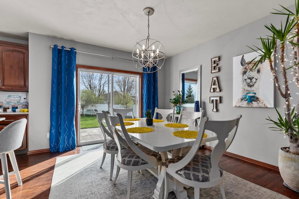 Kitchen or kitchenette, Dining area