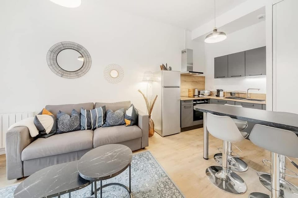 Kitchen or kitchenette, Living room, Seating area, Dining area