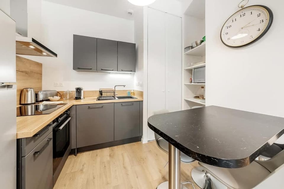 Coffee/tea facilities, Kitchen or kitchenette, Dining area, oven, stove, toaster