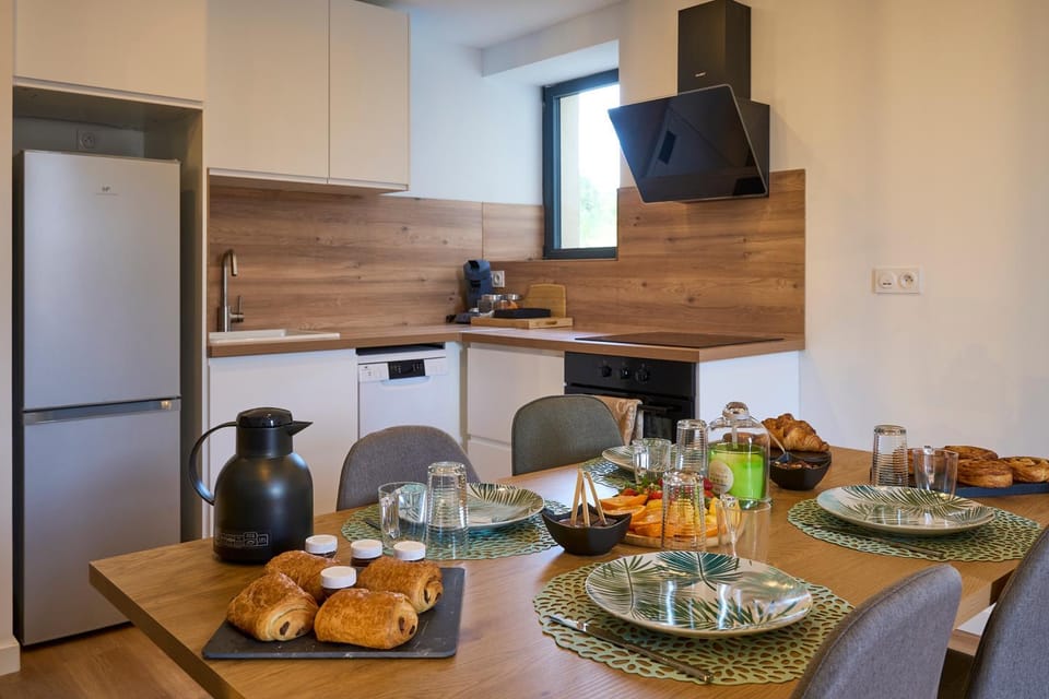 Kitchen or kitchenette, Dining area