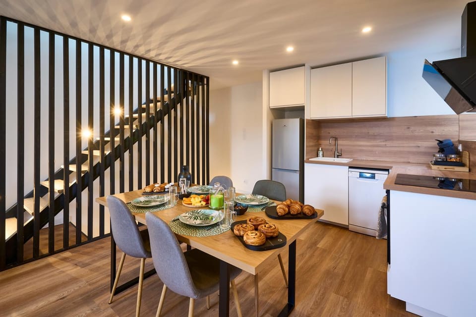 Kitchen or kitchenette, Dining area