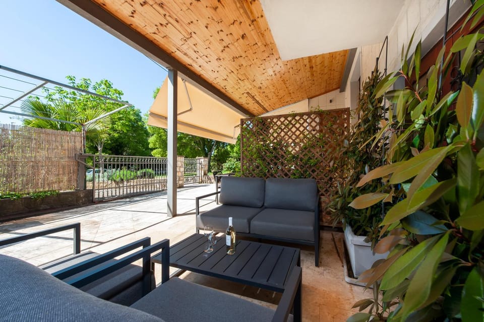 Patio, Day, Balcony/Terrace, Seating area