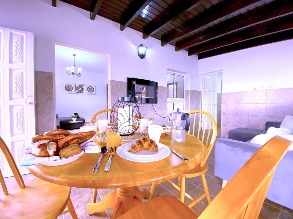 TV and multimedia, Living room, Seating area, Dining area, Evening entertainment