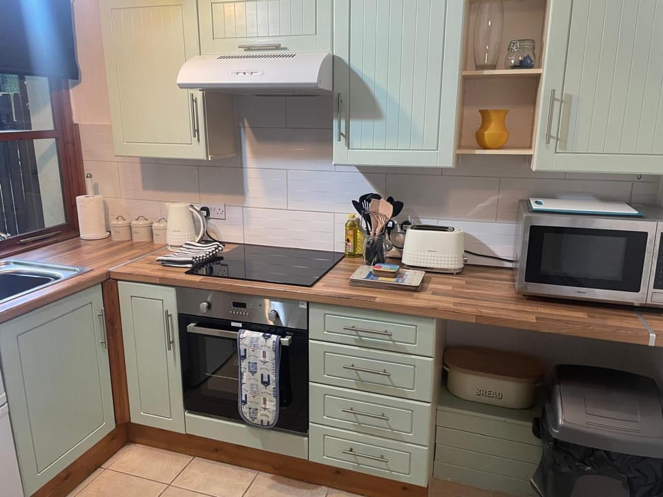 Coffee/tea facilities, Kitchen or kitchenette, dishwasher, minibar, oven, stove, toaster