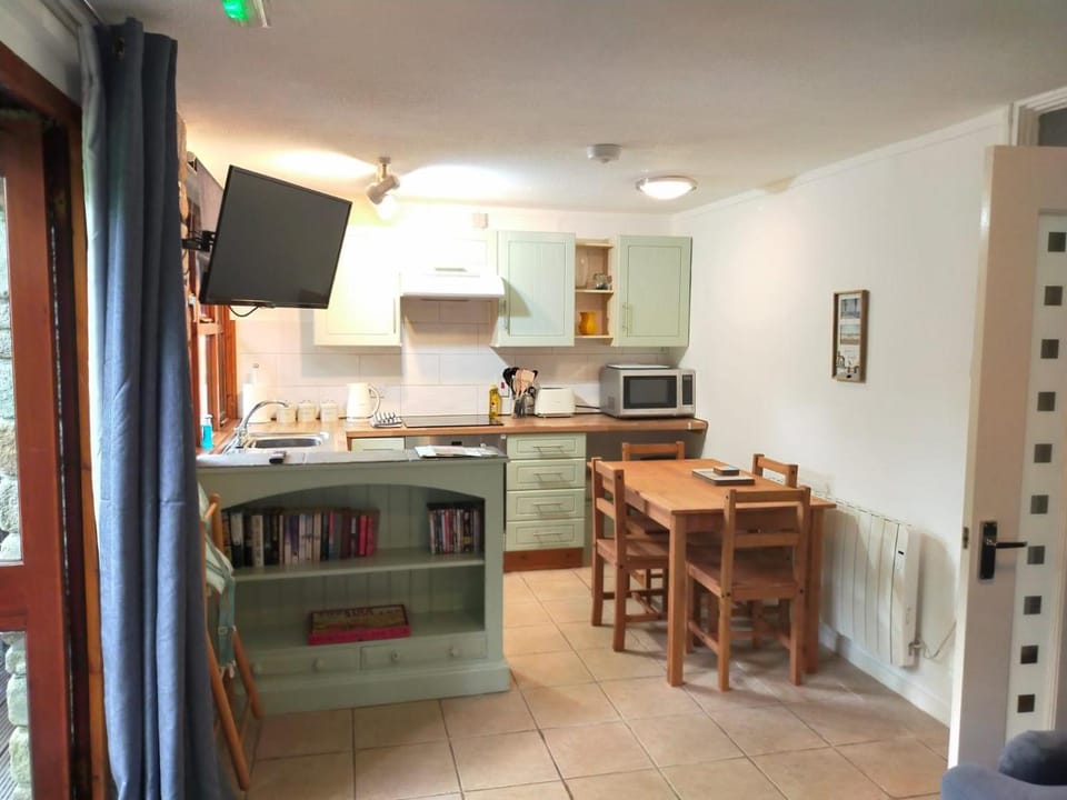 TV and multimedia, Kitchen or kitchenette, Dining area, dishwasher, minibar, oven, stove, toaster