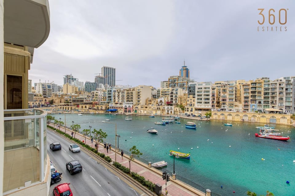 Property building, Nearby landmark, Day, Activities, City view, River view, Sea view, Street view, Location, Parking