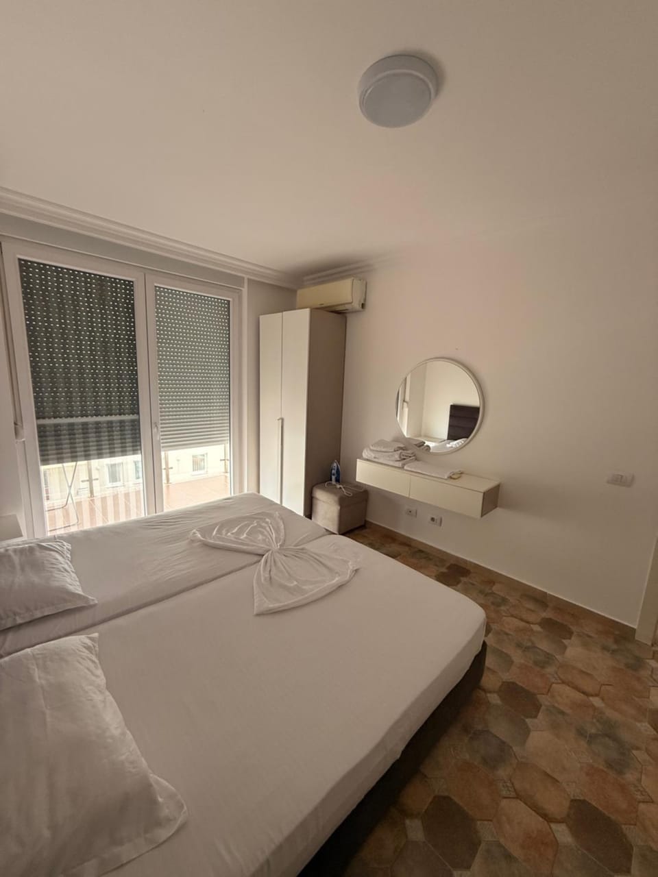 Photo of the whole room, Bedroom