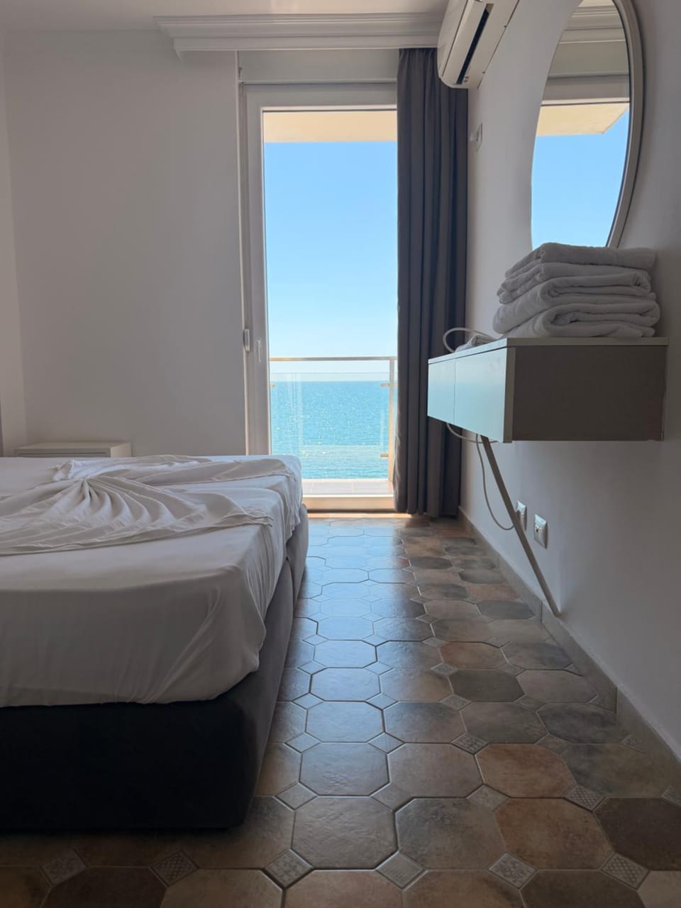 Photo of the whole room, Sea view