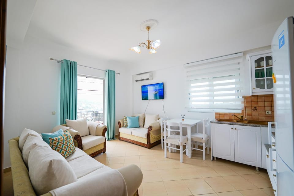 TV and multimedia, Kitchen or kitchenette, Living room, Seating area, Dining area, air conditioner