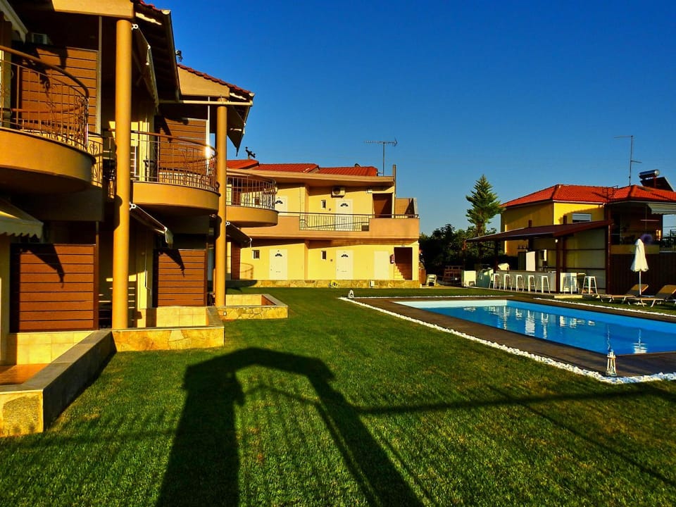 Property building, Day, Pool view, Swimming pool