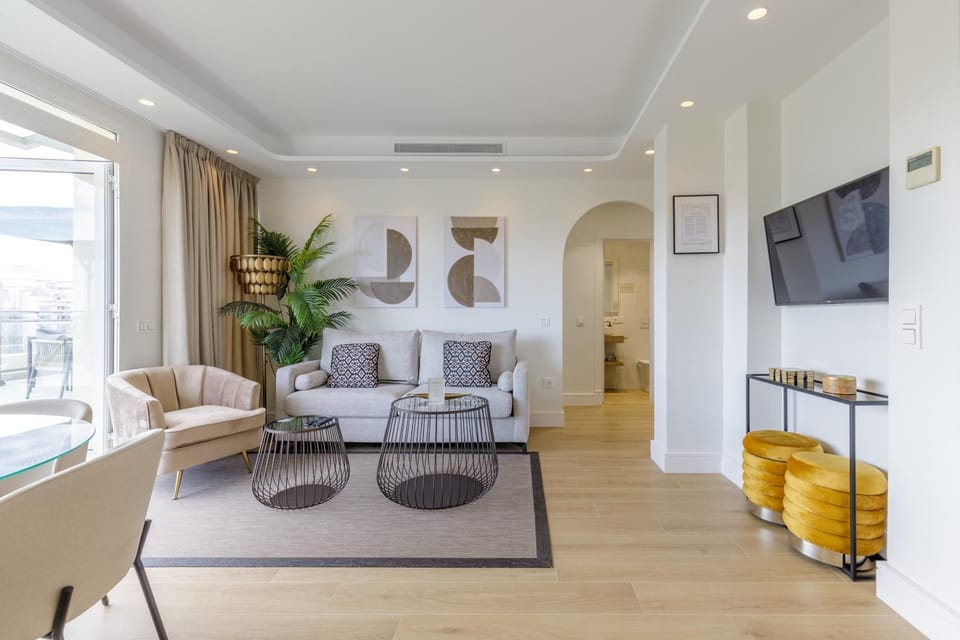 Bed, TV and multimedia, Living room, Photo of the whole room, Seating area, Bedroom, air conditioner