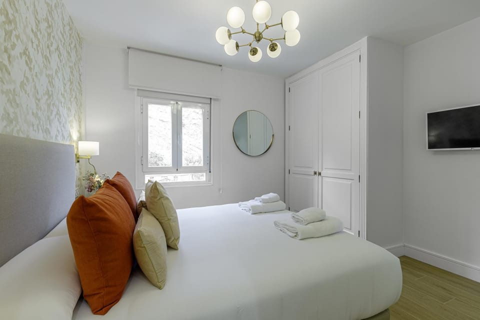 Bed, TV and multimedia, Photo of the whole room, Bedroom, wardrobe