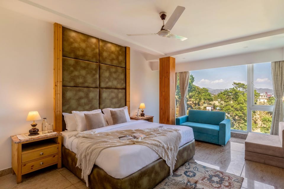 Bed, Living room, Photo of the whole room, Seating area, Bedroom, Mountain view