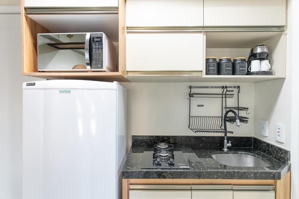 Coffee/tea facilities, Kitchen or kitchenette, stove