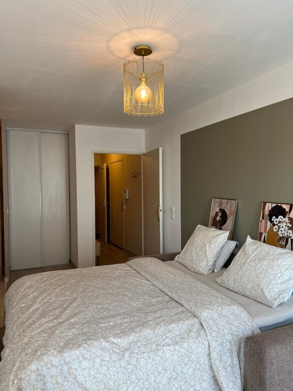 Bed, Living room