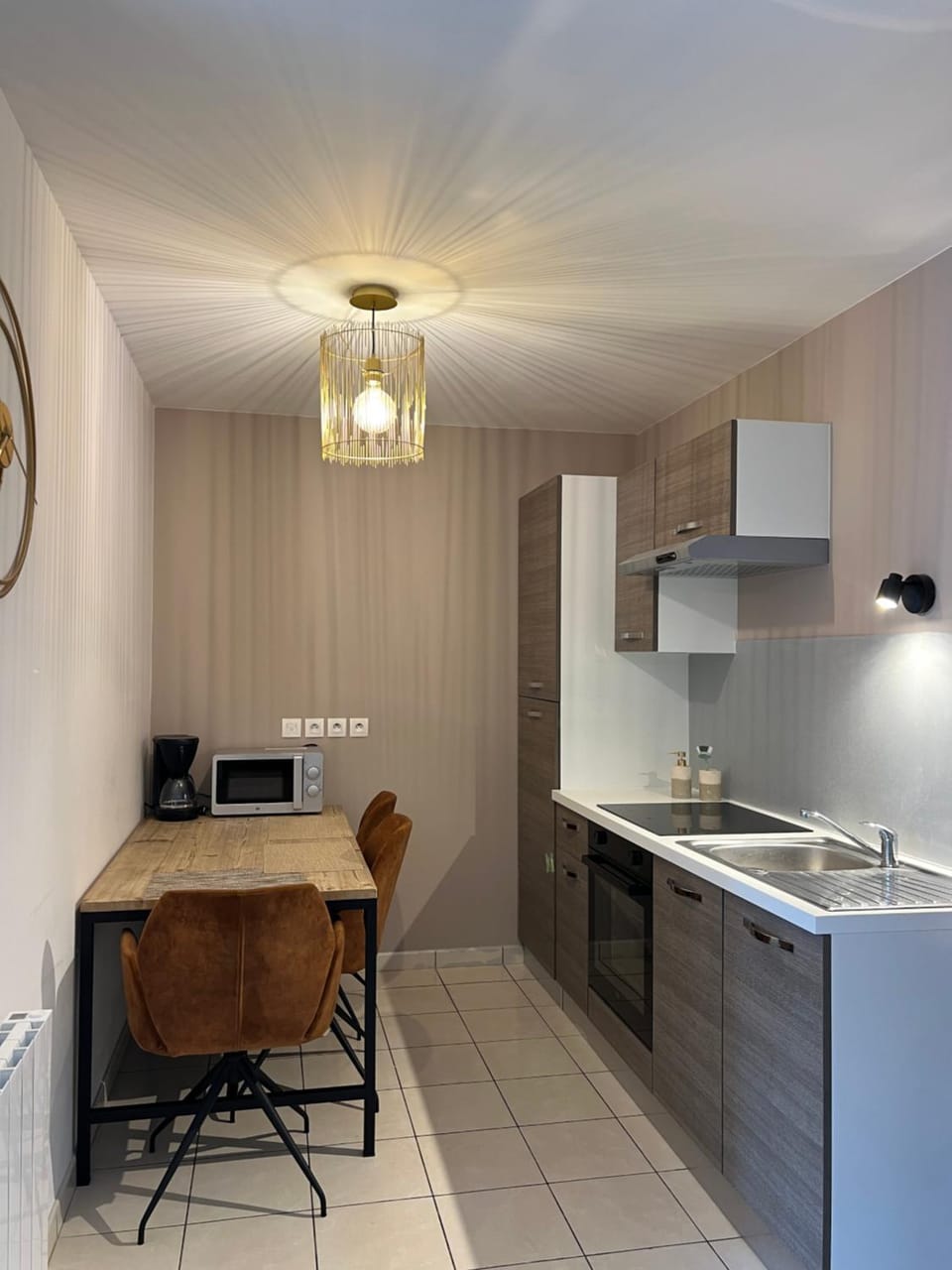 Kitchen or kitchenette, Dining area