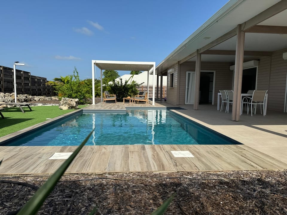 Property building, Day, Pool view, Swimming pool, sunbed