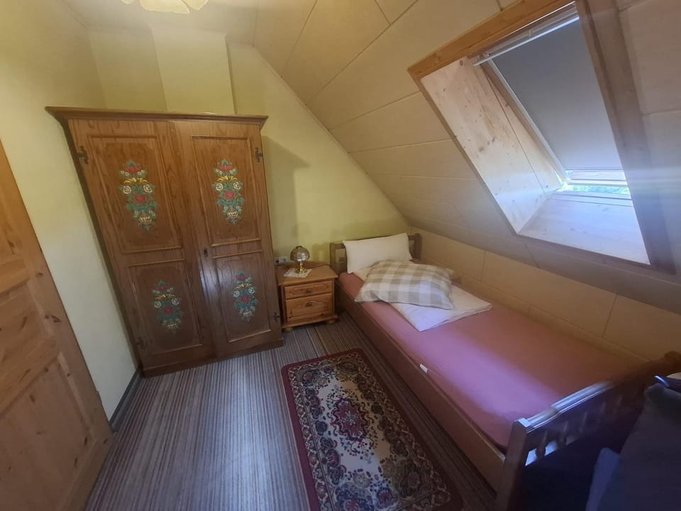 Photo of the whole room, Bedroom, wardrobe