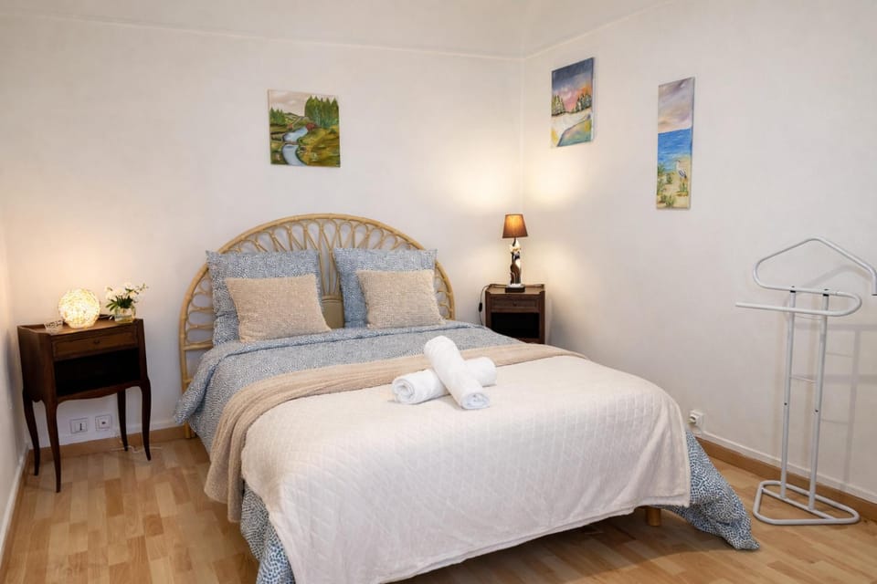 Photo of the whole room, Bedroom, towels