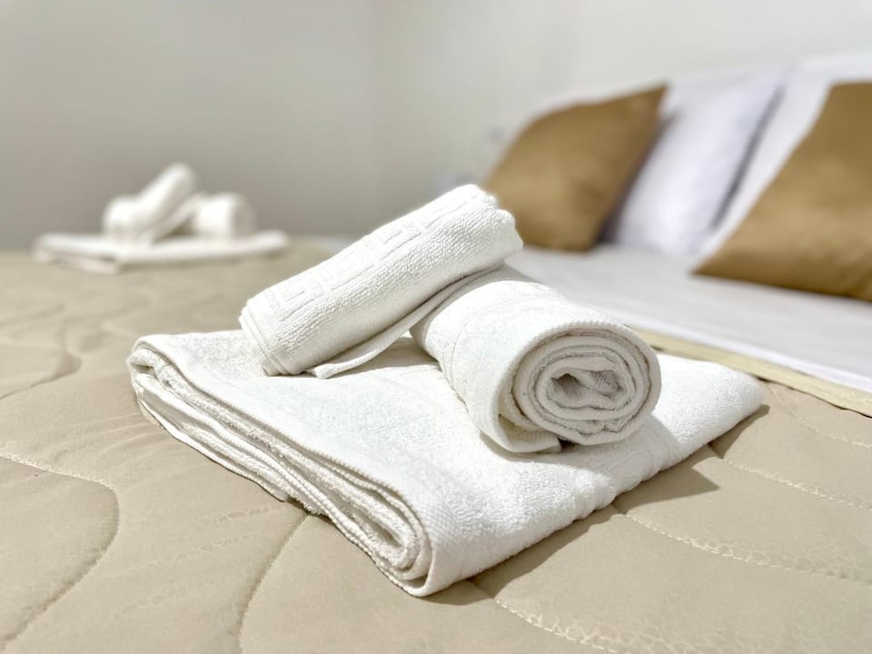 Bed, Bedroom, towels