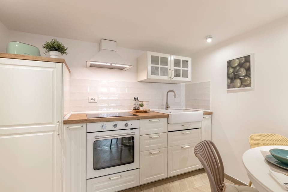 Kitchen or kitchenette, pet friendly, stove