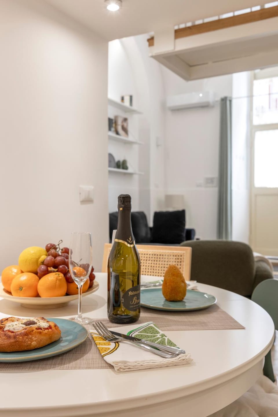 Food and drinks, Seating area, Dining area, Food