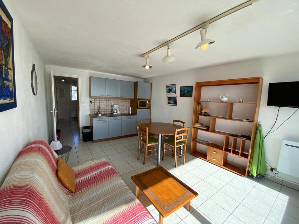 TV and multimedia, Kitchen or kitchenette, Living room, Seating area, Dining area, oven, pet friendly, stove