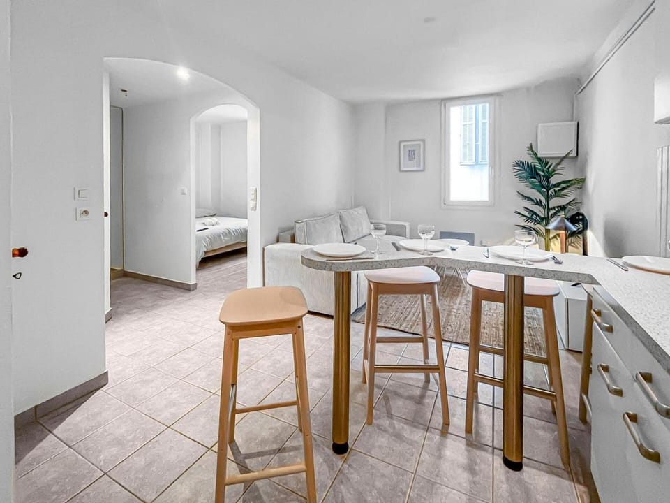 Bed, Seating area, Dining area, Bedroom