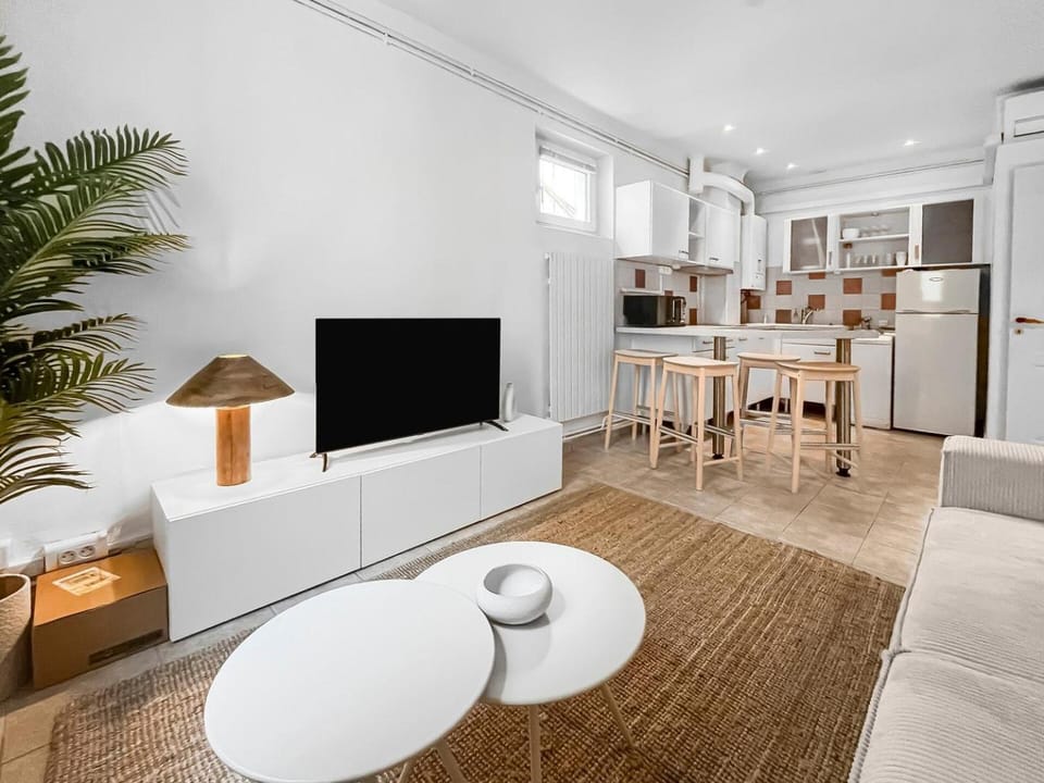 Communal lounge/ TV room, TV and multimedia, Kitchen or kitchenette, Living room, Dining area