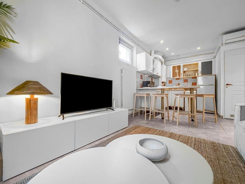 Communal lounge/ TV room, TV and multimedia, Kitchen or kitchenette, Living room, Seating area, Dining area