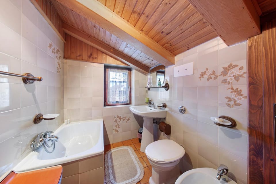 Bathroom, Living room