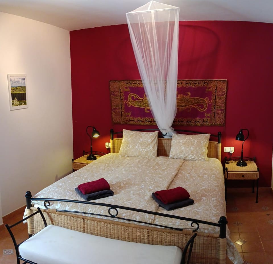 Bed, Bedroom, towels