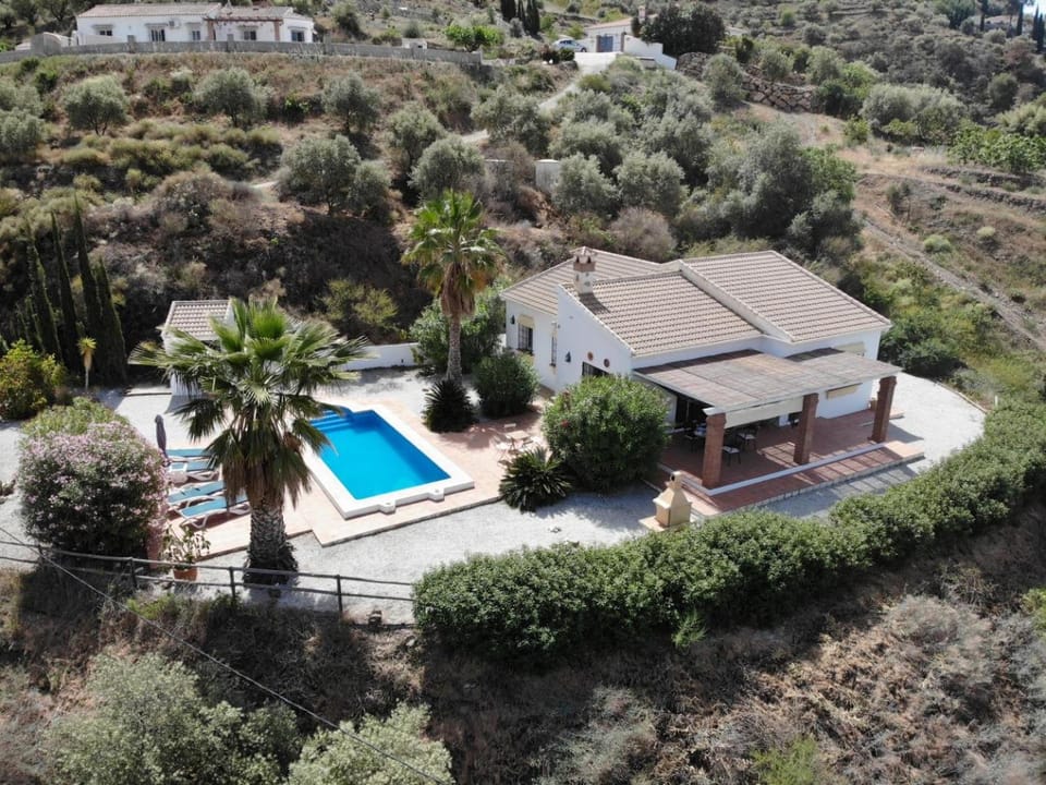 Property building, Natural landscape, Bird's eye view, Garden, Garden view, Pool view, Swimming pool, sunbed